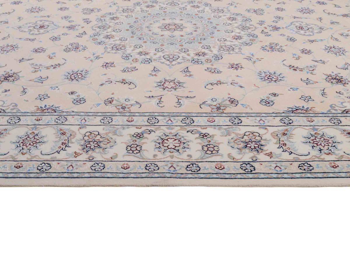 Handgeknüpfter Nain 9La Perserteppich von Khademi aus Wolle mit Seide, signiert, cremeweiß-elfenbein. Persischer Orientteppich mit Medaillon. Von Hand geknüpft in Iran / Persien. Größe: 243 cm x 165 cm. Teppichnummer: SB3-1086 | Jupiter Intl.