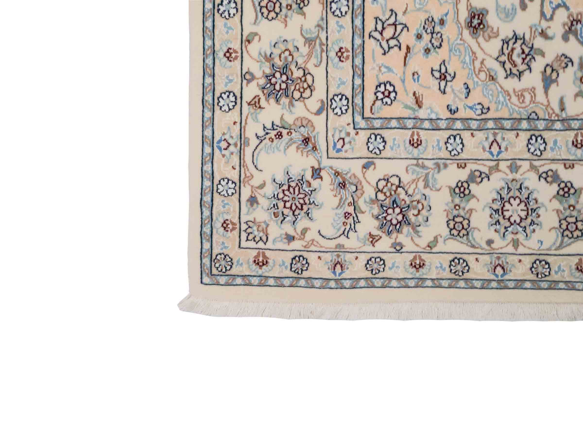 Handgeknüpfter Nain 9La Perserteppich von Khademi aus Wolle mit Seide, signiert, cremeweiß-elfenbein. Persischer Orientteppich mit Medaillon. Von Hand geknüpft in Iran / Persien. Größe: 243 cm x 165 cm. Teppichnummer: SB3-1086 | Jupiter Intl.
