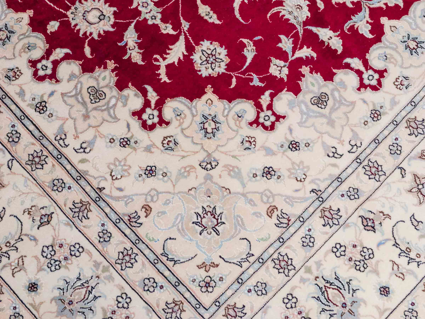 Handgeknüpfter Nain 9La Perserteppich von Khademi aus Wolle mit Seide, signiert, rot-elfenbein-weiß. Persischer Orientteppich mit Medaillon. Von Hand geknüpft in Iran / Persien. Größe: 295 cm x 200 cm. Teppichnummer: SB3-1151 | Jupiter Intl.