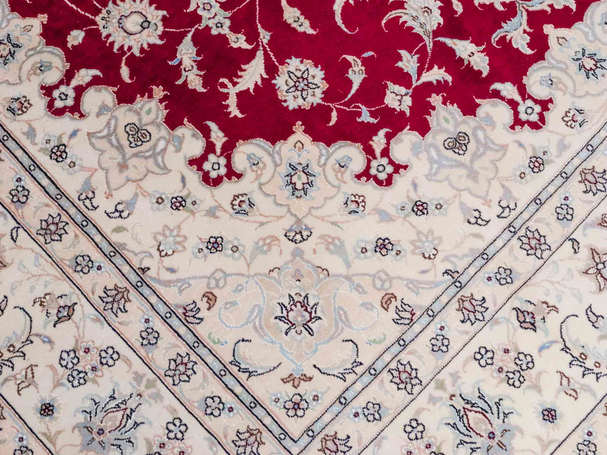 Handgeknüpfter Nain 9La Perserteppich von Khademi aus Wolle mit Seide, signiert, rot-elfenbein-weiß. Persischer Orientteppich mit Medaillon. Von Hand geknüpft in Iran / Persien. Größe: 295 cm x 200 cm. Teppichnummer: SB3-1151 | Jupiter Intl.