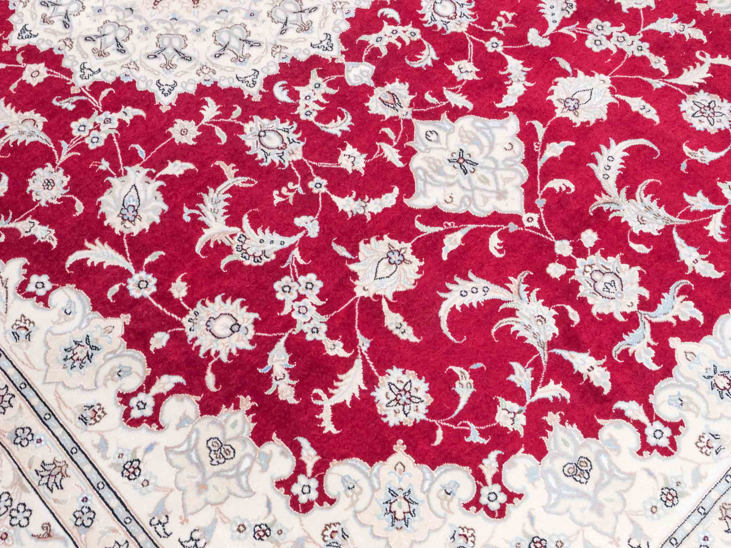 Handgeknüpfter Nain 9La Perserteppich von Khademi aus Wolle mit Seide, signiert, rot-elfenbein-weiß. Persischer Orientteppich mit Medaillon. Von Hand geknüpft in Iran / Persien. Größe: 295 cm x 200 cm. Teppichnummer: SB3-1151 | Jupiter Intl.