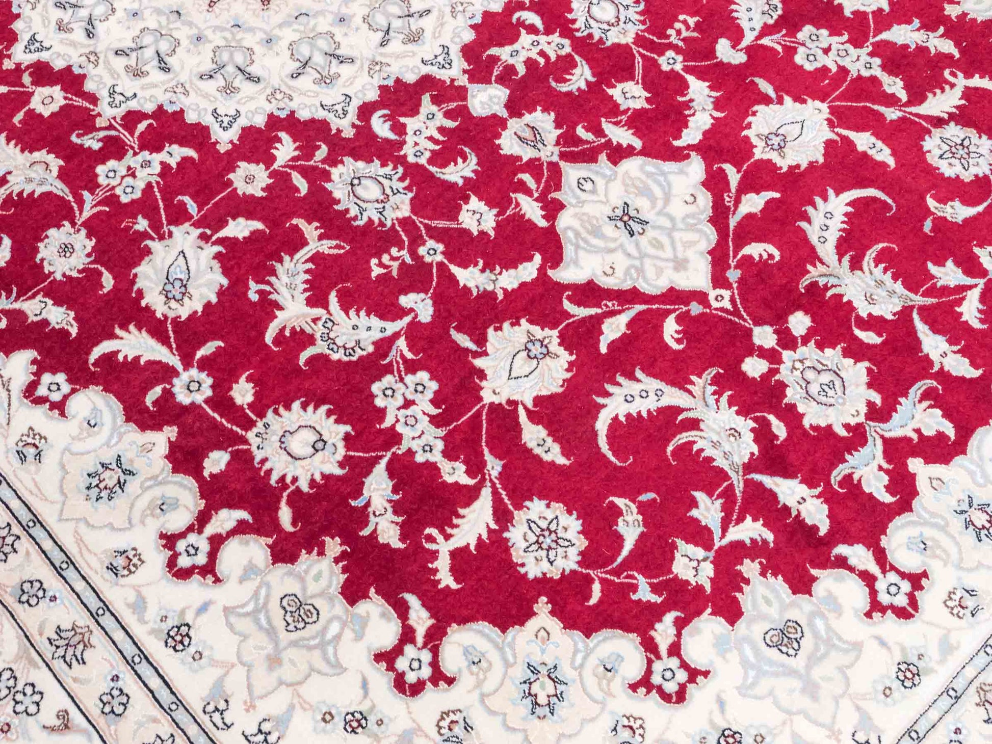 Handgeknüpfter Nain 9La Perserteppich von Khademi aus Wolle mit Seide, signiert, rot-elfenbein-weiß. Persischer Orientteppich mit Medaillon. Von Hand geknüpft in Iran / Persien. Größe: 295 cm x 200 cm. Teppichnummer: SB3-1151 | Jupiter Intl.