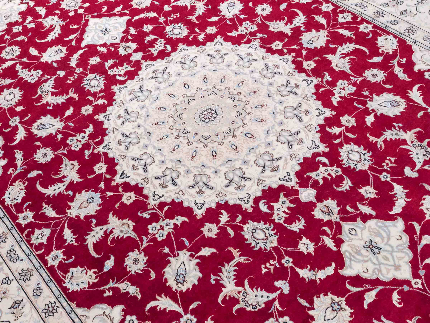 Handgeknüpfter Nain 9La Perserteppich von Khademi aus Wolle mit Seide, signiert, rot-elfenbein-weiß. Persischer Orientteppich mit Medaillon. Von Hand geknüpft in Iran / Persien. Größe: 295 cm x 200 cm. Teppichnummer: SB3-1151 | Jupiter Intl.