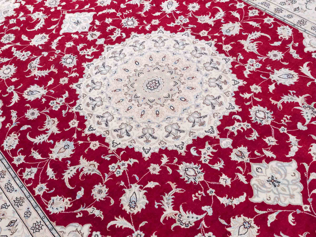 Handgeknüpfter Nain 9La Perserteppich von Khademi aus Wolle mit Seide, signiert, rot-elfenbein-weiß. Persischer Orientteppich mit Medaillon. Von Hand geknüpft in Iran / Persien. Größe: 295 cm x 200 cm. Teppichnummer: SB3-1151 | Jupiter Intl.
