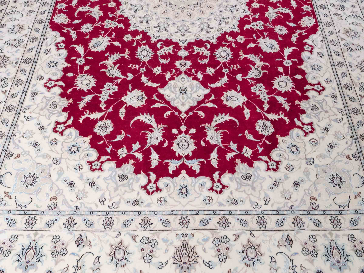 Handgeknüpfter Nain 9La Perserteppich von Khademi aus Wolle mit Seide, signiert, rot-elfenbein-weiß. Persischer Orientteppich mit Medaillon. Von Hand geknüpft in Iran / Persien. Größe: 295 cm x 200 cm. Teppichnummer: SB3-1151 | Jupiter Intl.