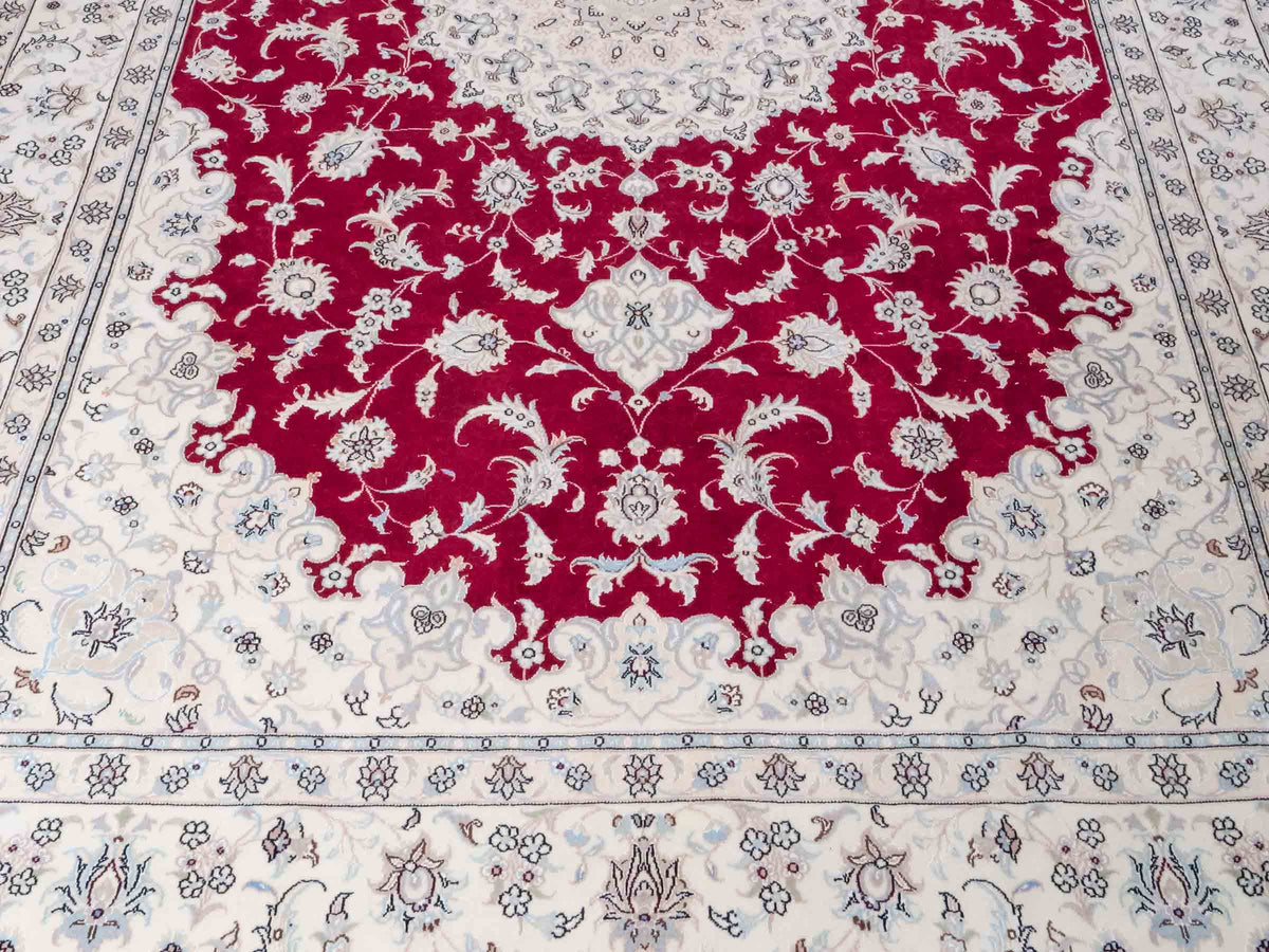 Handgeknüpfter Nain 9La Perserteppich von Khademi aus Wolle mit Seide, signiert, rot-elfenbein-weiß. Persischer Orientteppich mit Medaillon. Von Hand geknüpft in Iran / Persien. Größe: 295 cm x 200 cm. Teppichnummer: SB3-1151 | Jupiter Intl.