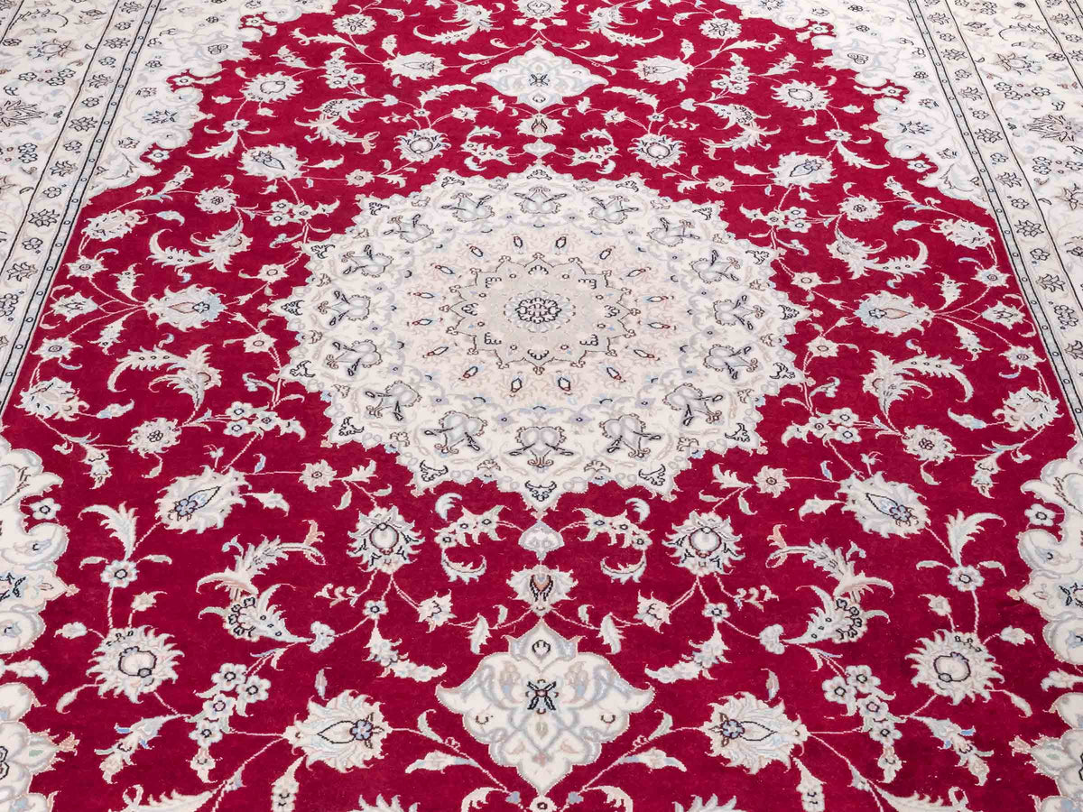 Handgeknüpfter Nain 9La Perserteppich von Khademi aus Wolle mit Seide, signiert, rot-elfenbein-weiß. Persischer Orientteppich mit Medaillon. Von Hand geknüpft in Iran / Persien. Größe: 295 cm x 200 cm. Teppichnummer: SB3-1151 | Jupiter Intl.