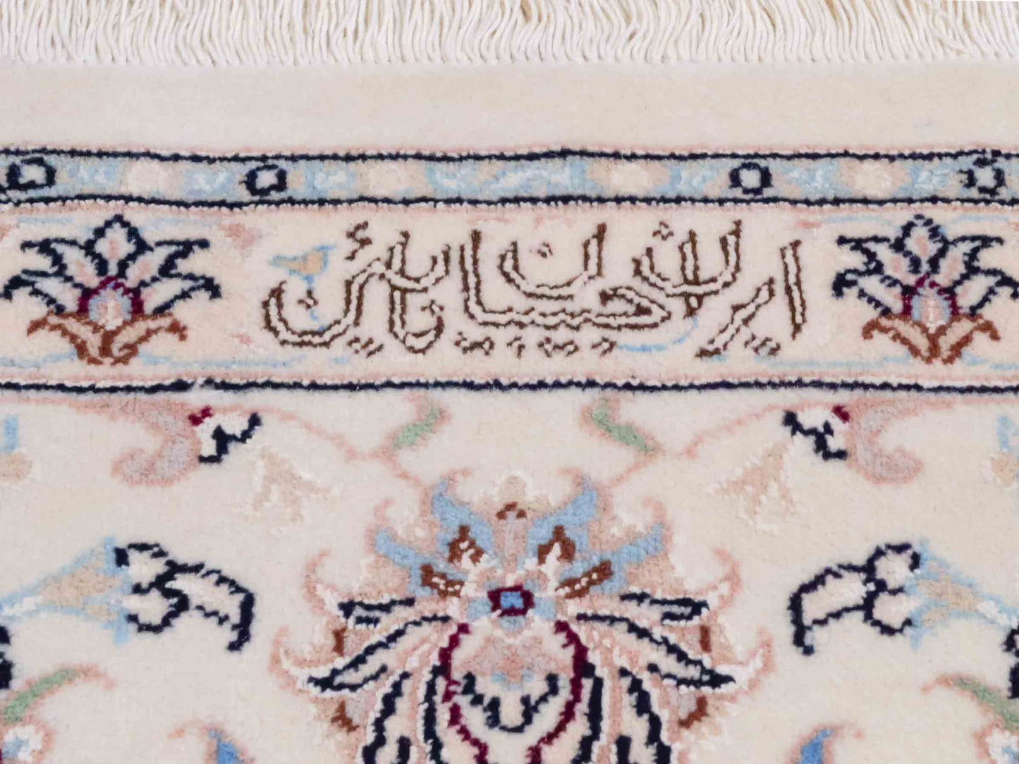 Handgeknüpfter Nain 9La Perserteppich von Khademi aus Wolle mit Seide, signiert, rot-elfenbein-weiß. Persischer Orientteppich mit Medaillon. Von Hand geknüpft in Iran / Persien. Größe: 295 cm x 200 cm. Teppichnummer: SB3-1151 | Jupiter Intl.