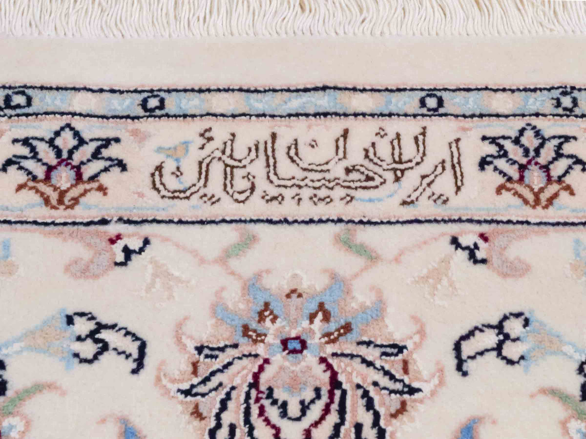 Handgeknüpfter Nain 9La Perserteppich von Khademi aus Wolle mit Seide, signiert, rot-elfenbein-weiß. Persischer Orientteppich mit Medaillon. Von Hand geknüpft in Iran / Persien. Größe: 295 cm x 200 cm. Teppichnummer: SB3-1151 | Jupiter Intl.