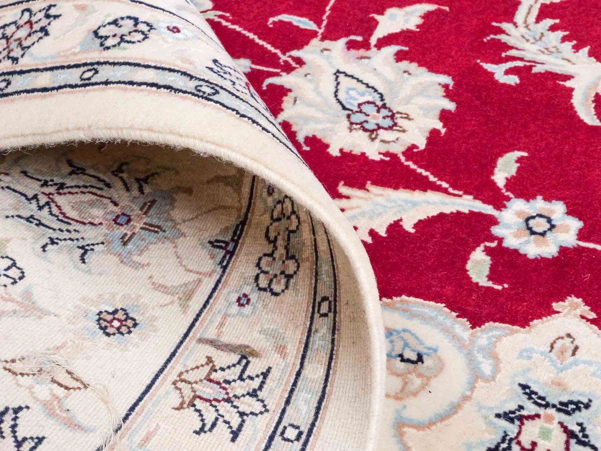 Handgeknüpfter Nain 9La Perserteppich von Khademi aus Wolle mit Seide, signiert, rot-elfenbein-weiß. Persischer Orientteppich mit Medaillon. Von Hand geknüpft in Iran / Persien. Größe: 295 cm x 200 cm. Teppichnummer: SB3-1151 | Jupiter Intl.