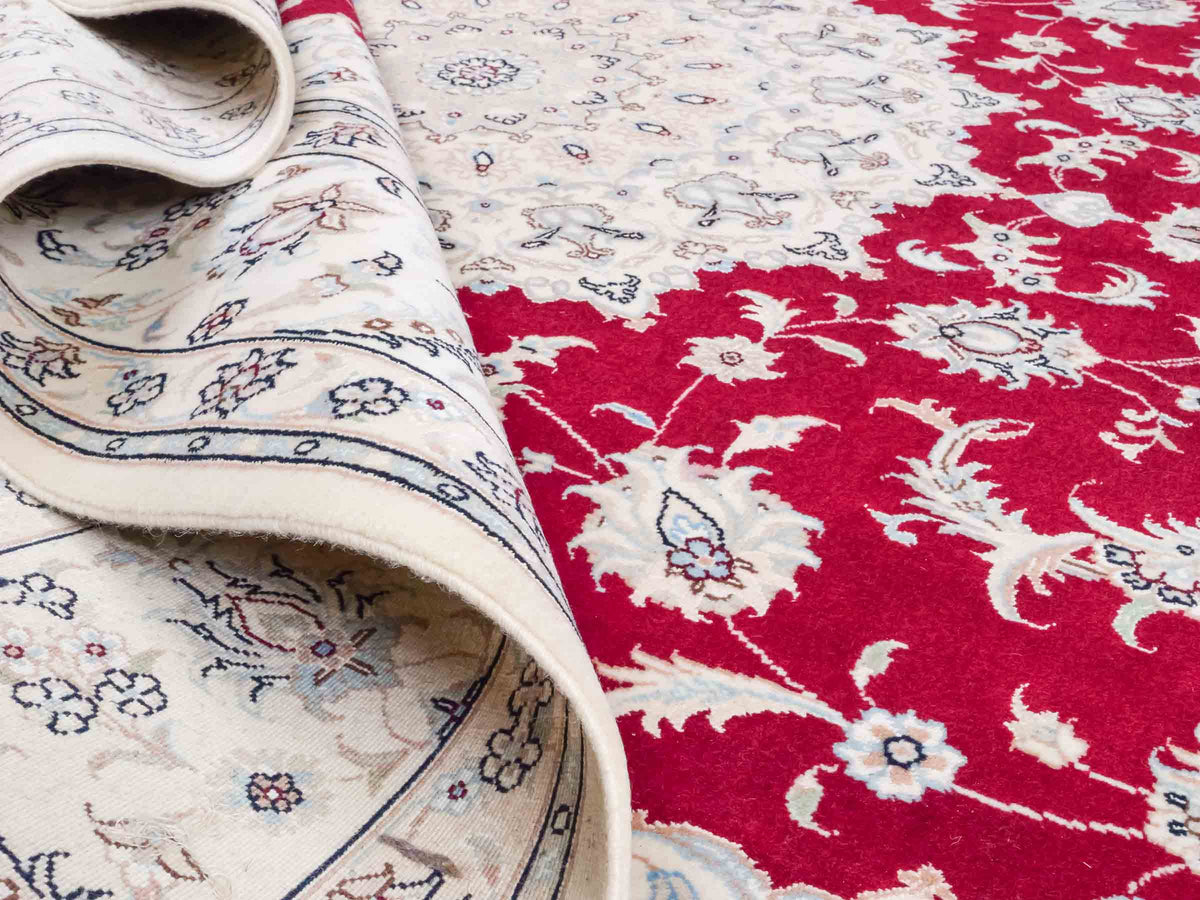 Handgeknüpfter Nain 9La Perserteppich von Khademi aus Wolle mit Seide, signiert, rot-elfenbein-weiß. Persischer Orientteppich mit Medaillon. Von Hand geknüpft in Iran / Persien. Größe: 295 cm x 200 cm. Teppichnummer: SB3-1151 | Jupiter Intl.
