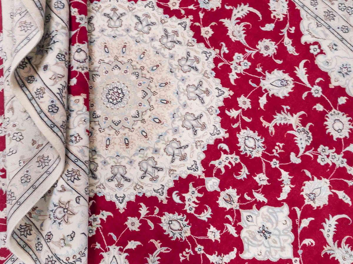 Handgeknüpfter Nain 9La Perserteppich von Khademi aus Wolle mit Seide, signiert, rot-elfenbein-weiß. Persischer Orientteppich mit Medaillon. Von Hand geknüpft in Iran / Persien. Größe: 295 cm x 200 cm. Teppichnummer: SB3-1151 | Jupiter Intl.