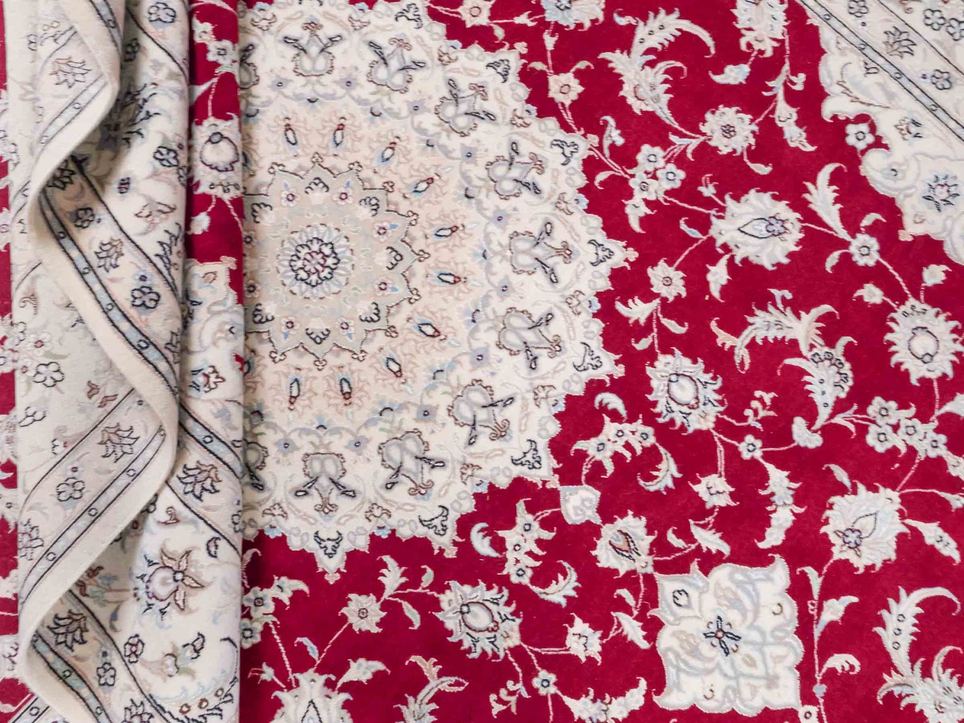 Handgeknüpfter Nain 9La Perserteppich von Khademi aus Wolle mit Seide, signiert, rot-elfenbein-weiß. Persischer Orientteppich mit Medaillon. Von Hand geknüpft in Iran / Persien. Größe: 295 cm x 200 cm. Teppichnummer: SB3-1151 | Jupiter Intl.