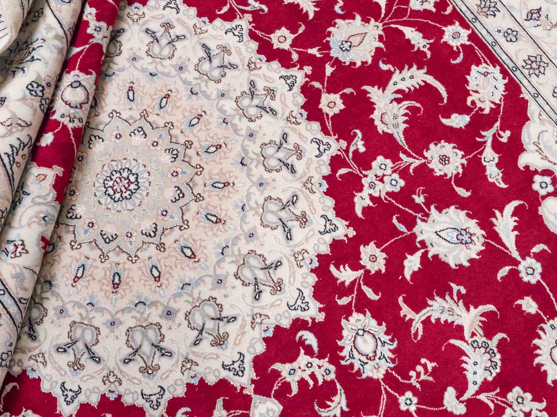 Handgeknüpfter Nain 9La Perserteppich von Khademi aus Wolle mit Seide, signiert, rot-elfenbein-weiß. Persischer Orientteppich mit Medaillon. Von Hand geknüpft in Iran / Persien. Größe: 295 cm x 200 cm. Teppichnummer: SB3-1151 | Jupiter Intl.