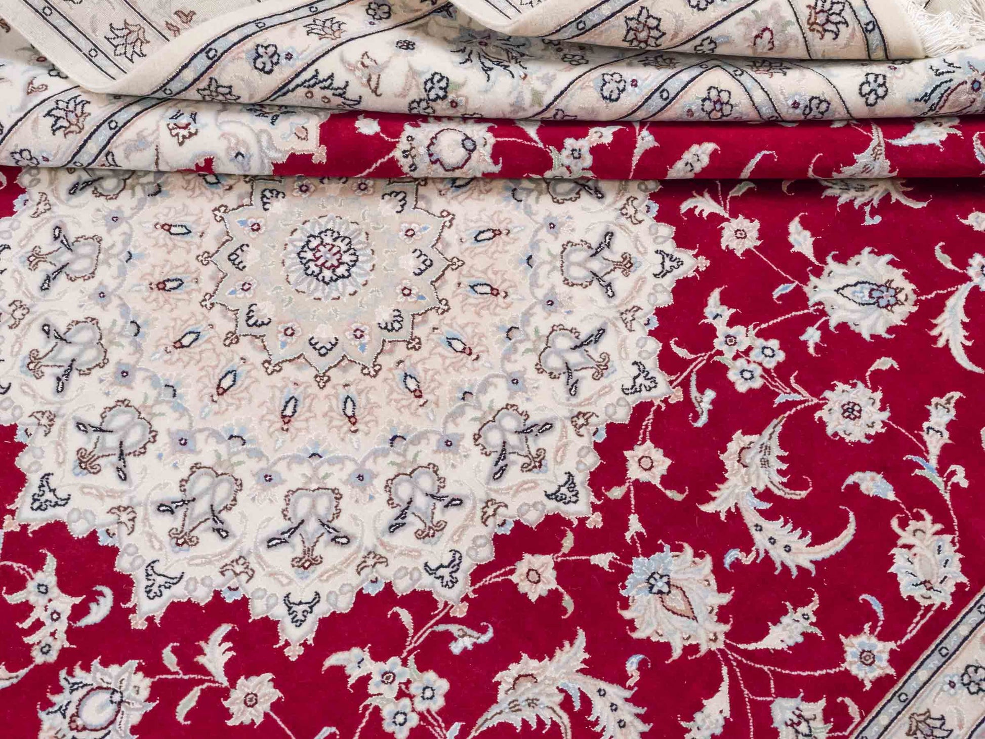 Handgeknüpfter Nain 9La Perserteppich von Khademi aus Wolle mit Seide, signiert, rot-elfenbein-weiß. Persischer Orientteppich mit Medaillon. Von Hand geknüpft in Iran / Persien. Größe: 295 cm x 200 cm. Teppichnummer: SB3-1151 | Jupiter Intl.