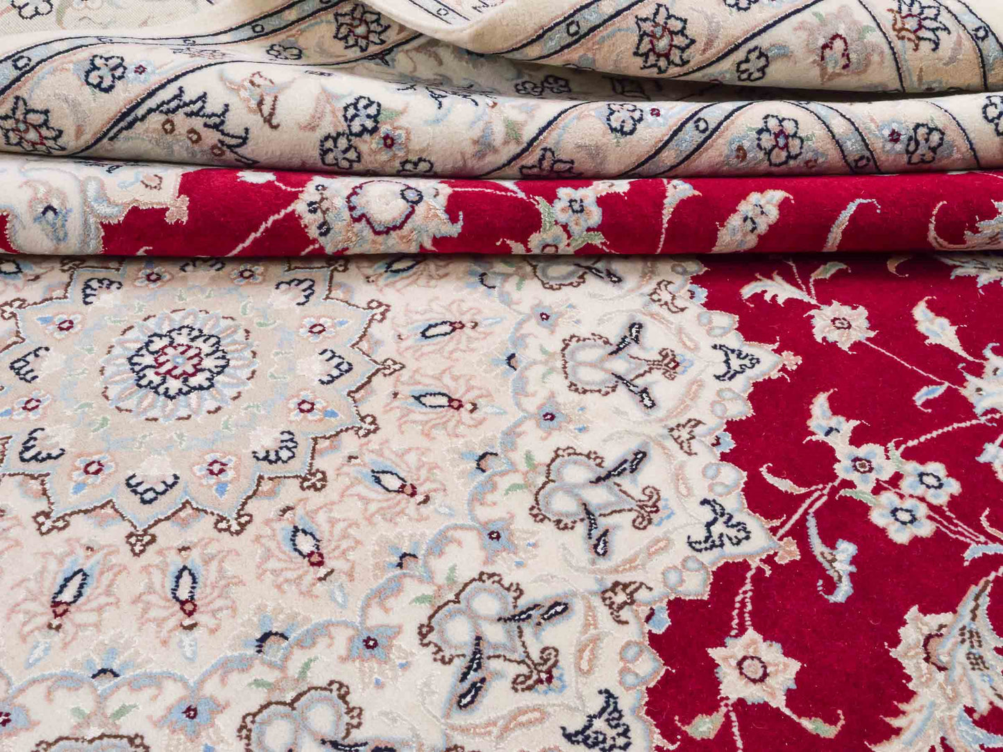 Handgeknüpfter Nain 9La Perserteppich von Khademi aus Wolle mit Seide, signiert, rot-elfenbein-weiß. Persischer Orientteppich mit Medaillon. Von Hand geknüpft in Iran / Persien. Größe: 295 cm x 200 cm. Teppichnummer: SB3-1151 | Jupiter Intl.