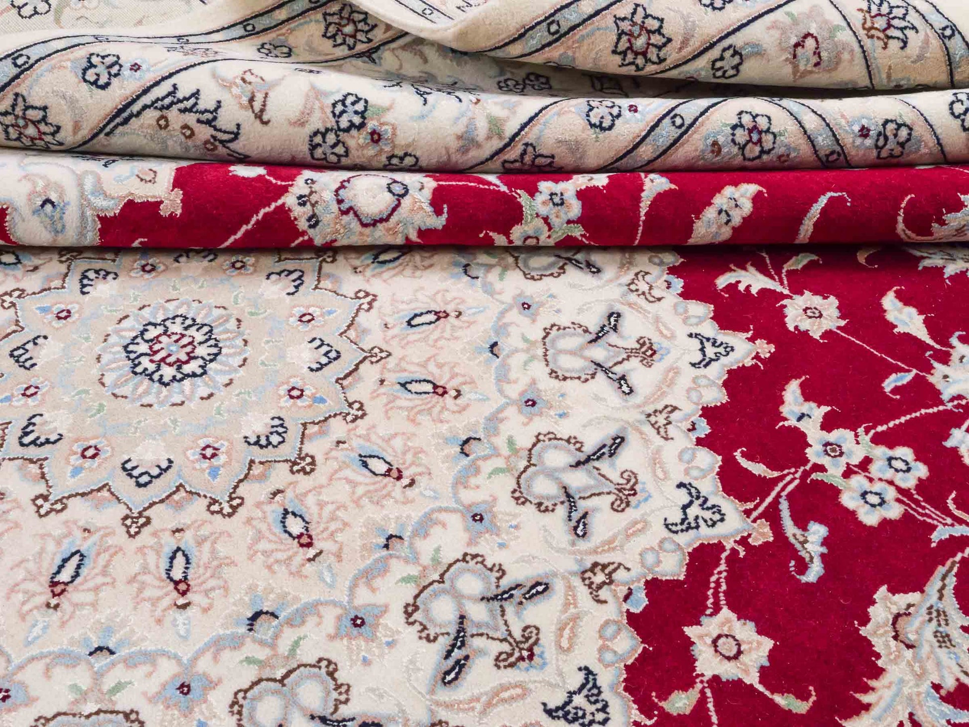 Handgeknüpfter Nain 9La Perserteppich von Khademi aus Wolle mit Seide, signiert, rot-elfenbein-weiß. Persischer Orientteppich mit Medaillon. Von Hand geknüpft in Iran / Persien. Größe: 295 cm x 200 cm. Teppichnummer: SB3-1151 | Jupiter Intl.