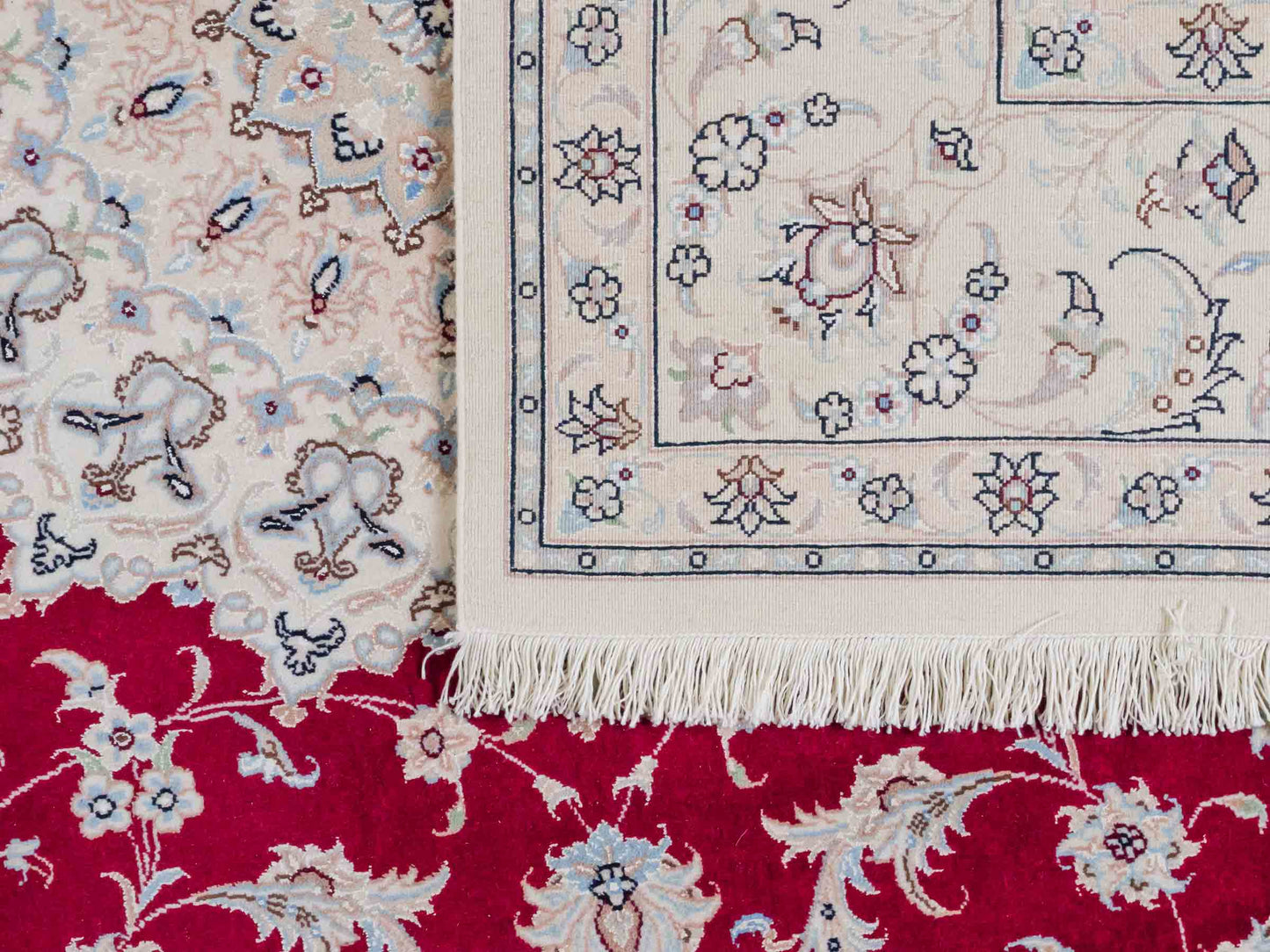 Handgeknüpfter Nain 9La Perserteppich von Khademi aus Wolle mit Seide, signiert, rot-elfenbein-weiß. Persischer Orientteppich mit Medaillon. Von Hand geknüpft in Iran / Persien. Größe: 295 cm x 200 cm. Teppichnummer: SB3-1151 | Jupiter Intl.