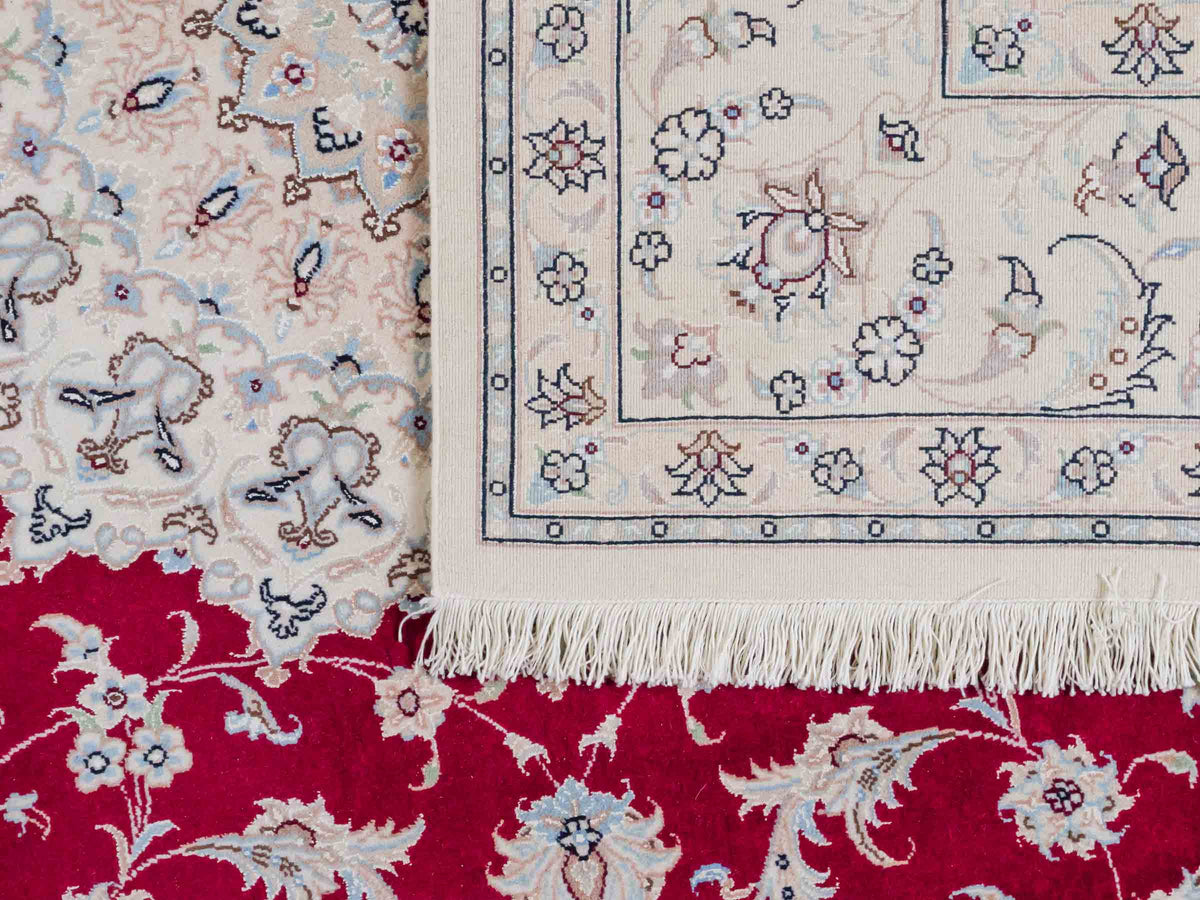 Handgeknüpfter Nain 9La Perserteppich von Khademi aus Wolle mit Seide, signiert, rot-elfenbein-weiß. Persischer Orientteppich mit Medaillon. Von Hand geknüpft in Iran / Persien. Größe: 295 cm x 200 cm. Teppichnummer: SB3-1151 | Jupiter Intl.