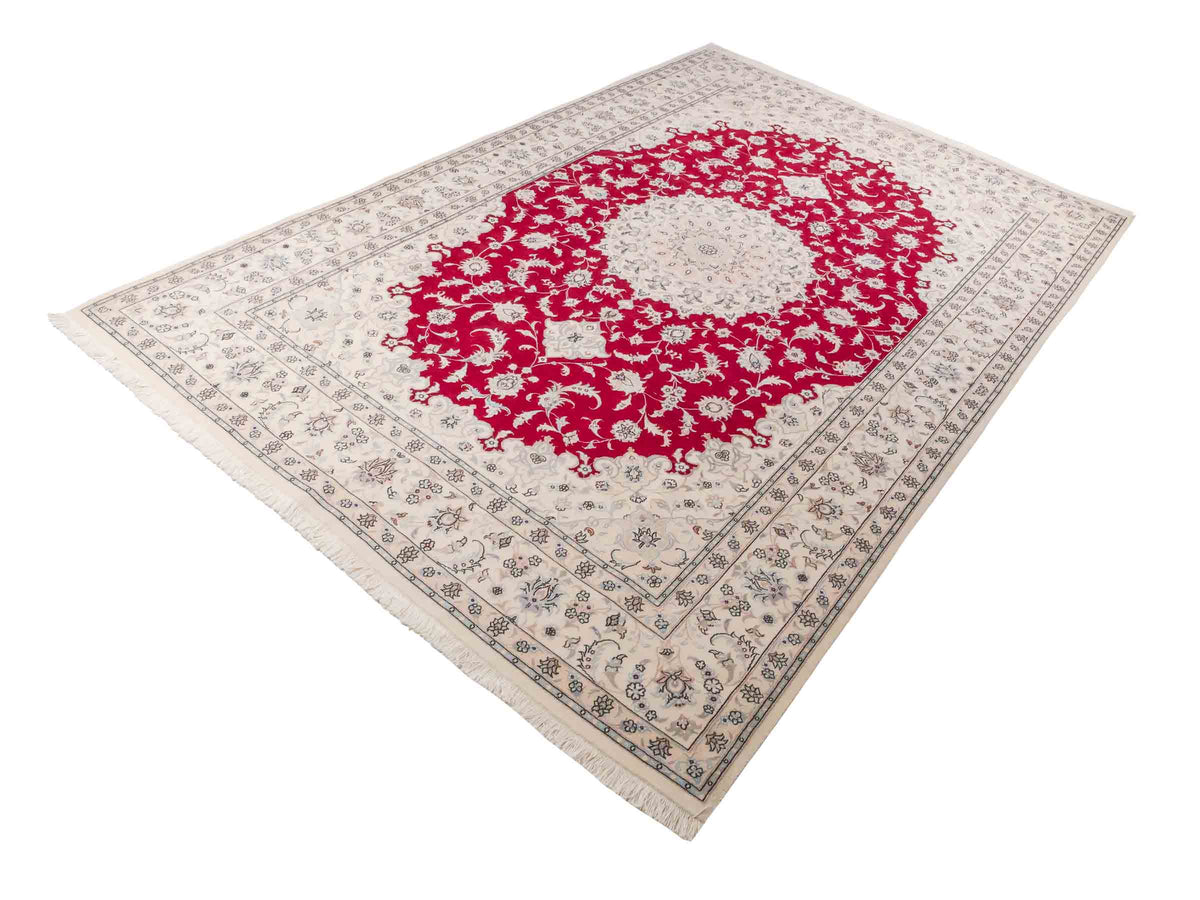 Handgeknüpfter Nain 9La Perserteppich von Khademi aus Wolle mit Seide, signiert, rot-elfenbein-weiß. Persischer Orientteppich mit Medaillon. Von Hand geknüpft in Iran / Persien. Größe: 295 cm x 200 cm. Teppichnummer: SB3-1151 | Jupiter Intl.