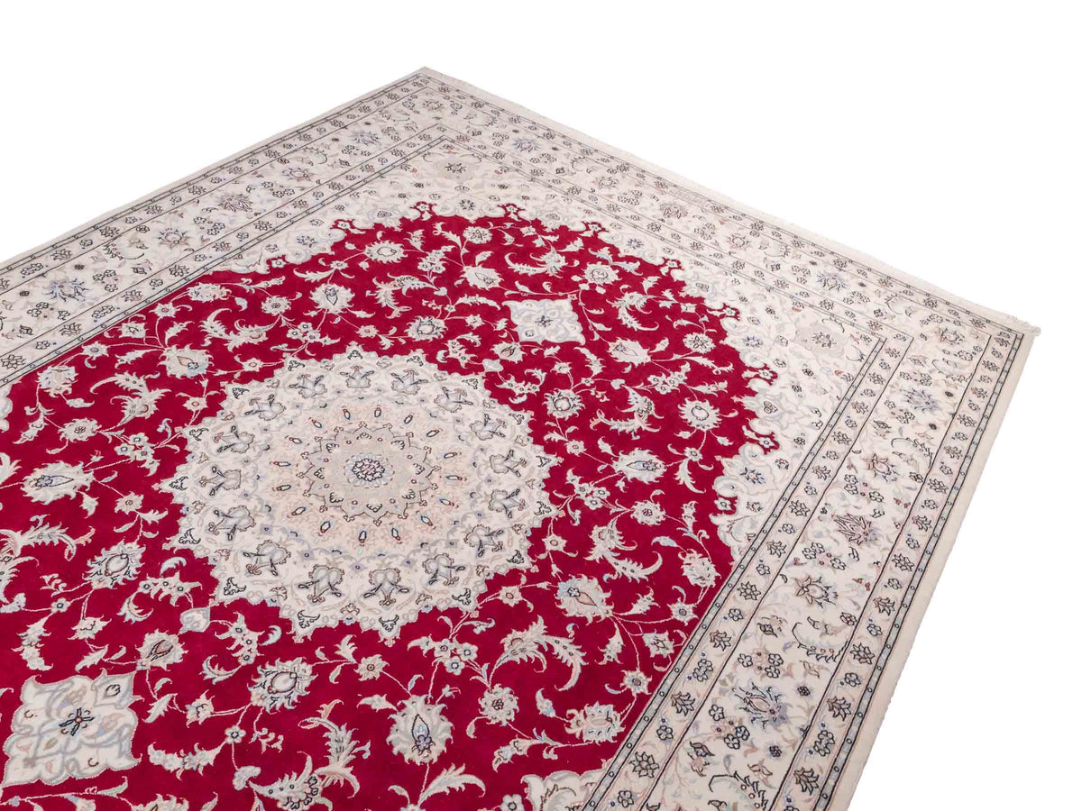 Handgeknüpfter Nain 9La Perserteppich von Khademi aus Wolle mit Seide, signiert, rot-elfenbein-weiß. Persischer Orientteppich mit Medaillon. Von Hand geknüpft in Iran / Persien. Größe: 295 cm x 200 cm. Teppichnummer: SB3-1151 | Jupiter Intl.