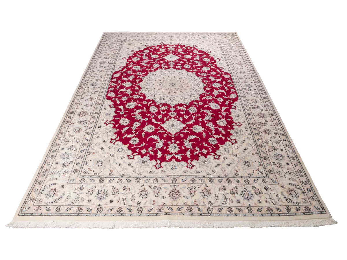 Handgeknüpfter Nain 9La Perserteppich von Khademi aus Wolle mit Seide, signiert, rot-elfenbein-weiß. Persischer Orientteppich mit Medaillon. Von Hand geknüpft in Iran / Persien. Größe: 295 cm x 200 cm. Teppichnummer: SB3-1151 | Jupiter Intl.
