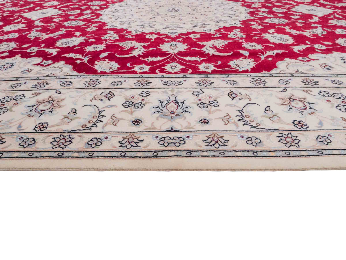 Handgeknüpfter Nain 9La Perserteppich von Khademi aus Wolle mit Seide, signiert, rot-elfenbein-weiß. Persischer Orientteppich mit Medaillon. Von Hand geknüpft in Iran / Persien. Größe: 295 cm x 200 cm. Teppichnummer: SB3-1151 | Jupiter Intl.