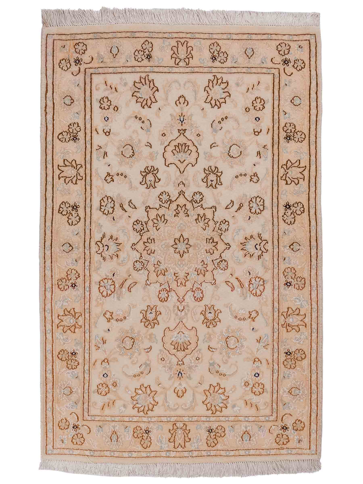 Handgeknüpfter Nain 9La Perserteppich von Khademi aus Wolle mit Seide, beige-cremeweiß. Persischer Orientteppich mit Medaillon. Von Hand geknüpft in Iran / Persien. Größe: 127 cm x 79 cm. Teppichnummer: SB3-1095 | Jupiter Intl.