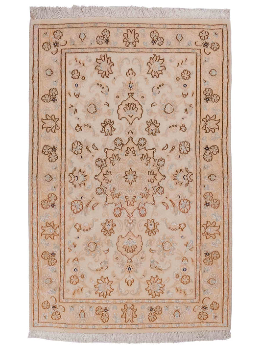 Handgeknüpfter Nain 9La Perserteppich von Khademi aus Wolle mit Seide, beige-cremeweiß. Persischer Orientteppich mit Medaillon. Von Hand geknüpft in Iran / Persien. Größe: 127 cm x 79 cm. Teppichnummer: SB3-1095 | Jupiter Intl.