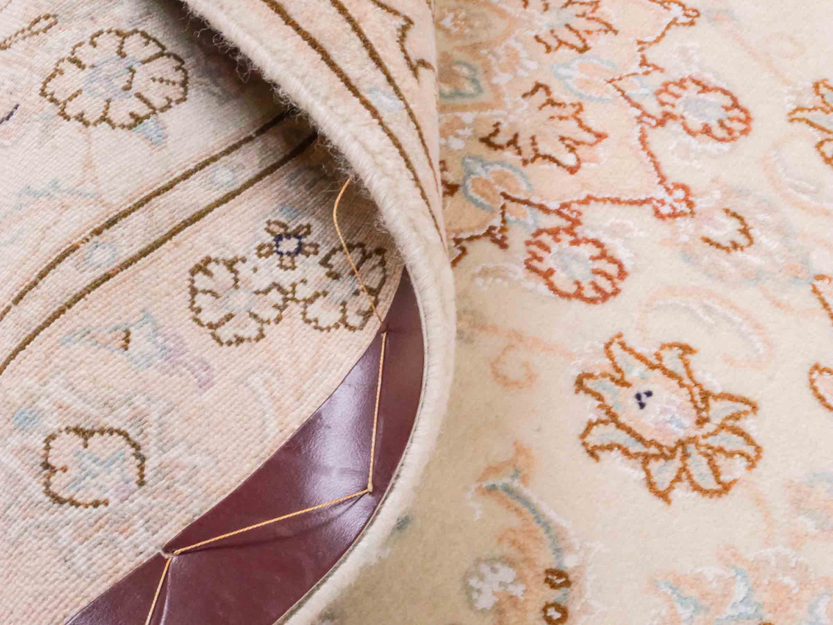 Handgeknüpfter Nain 9La Perserteppich von Khademi aus Wolle mit Seide, beige-cremeweiß. Persischer Orientteppich mit Medaillon. Von Hand geknüpft in Iran / Persien. Größe: 127 cm x 79 cm. Teppichnummer: SB3-1095 | Jupiter Intl.