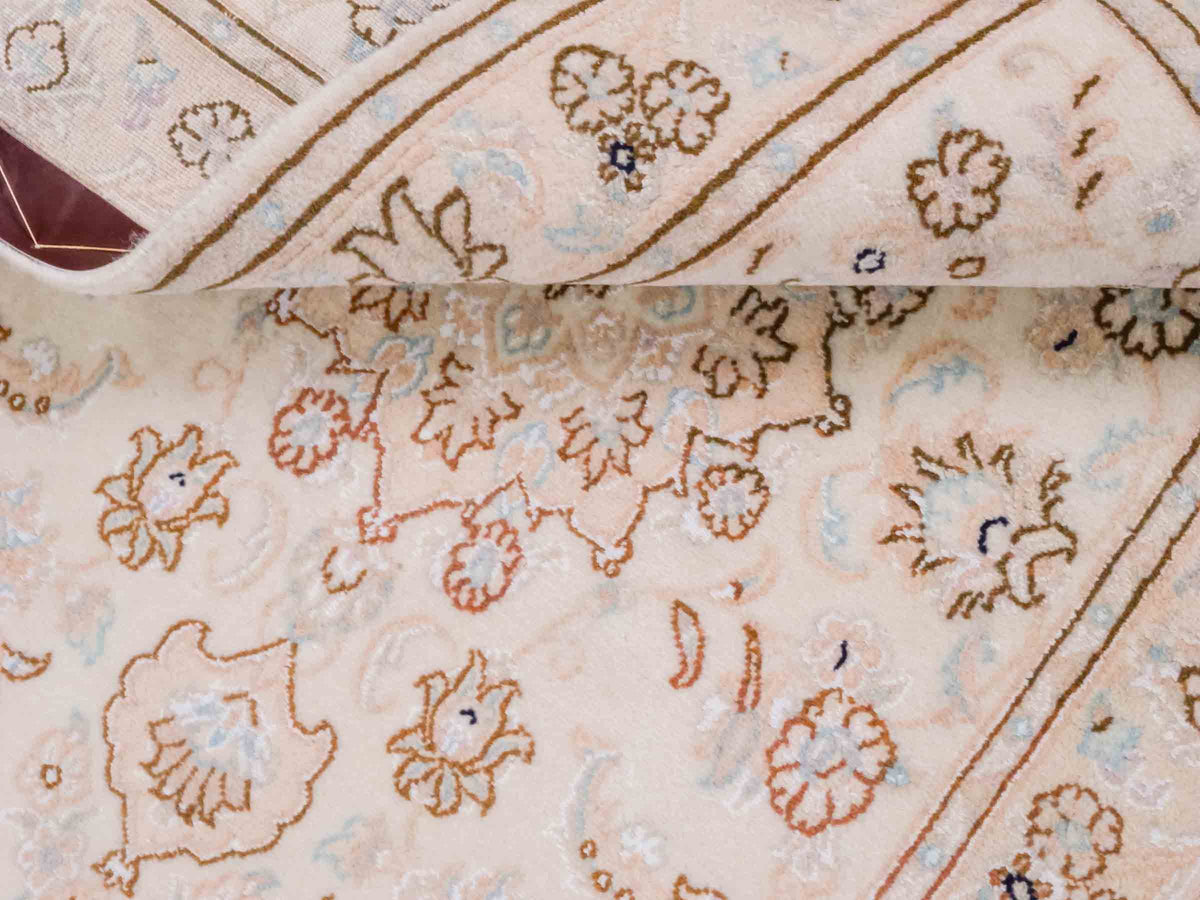 Handgeknüpfter Nain 9La Perserteppich von Khademi aus Wolle mit Seide, beige-cremeweiß. Persischer Orientteppich mit Medaillon. Von Hand geknüpft in Iran / Persien. Größe: 127 cm x 79 cm. Teppichnummer: SB3-1095 | Jupiter Intl.