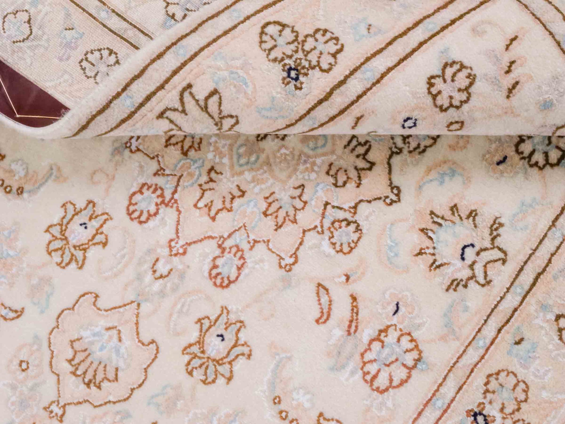 Handgeknüpfter Nain 9La Perserteppich von Khademi aus Wolle mit Seide, beige-cremeweiß. Persischer Orientteppich mit Medaillon. Von Hand geknüpft in Iran / Persien. Größe: 127 cm x 79 cm. Teppichnummer: SB3-1095 | Jupiter Intl.