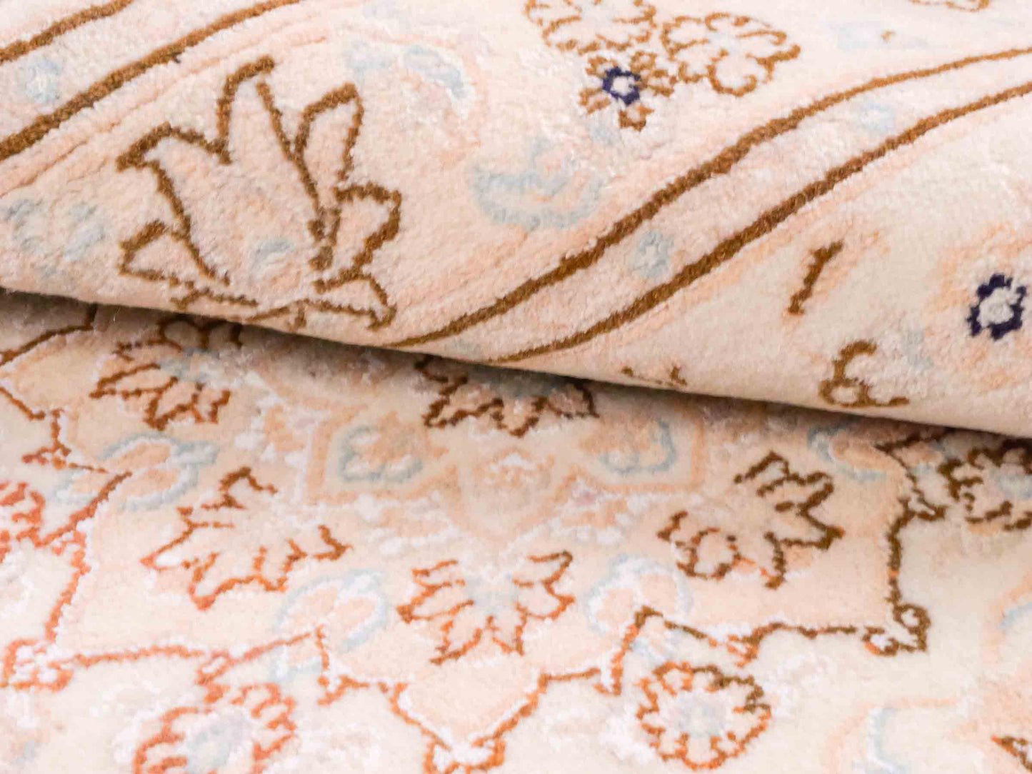 Handgeknüpfter Nain 9La Perserteppich von Khademi aus Wolle mit Seide, beige-cremeweiß. Persischer Orientteppich mit Medaillon. Von Hand geknüpft in Iran / Persien. Größe: 127 cm x 79 cm. Teppichnummer: SB3-1095 | Jupiter Intl.