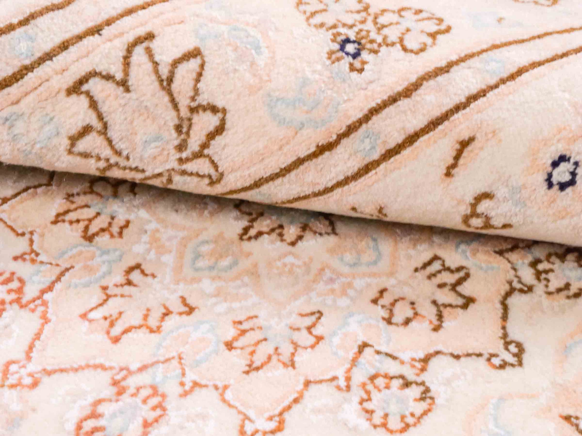 Handgeknüpfter Nain 9La Perserteppich von Khademi aus Wolle mit Seide, beige-cremeweiß. Persischer Orientteppich mit Medaillon. Von Hand geknüpft in Iran / Persien. Größe: 127 cm x 79 cm. Teppichnummer: SB3-1095 | Jupiter Intl.