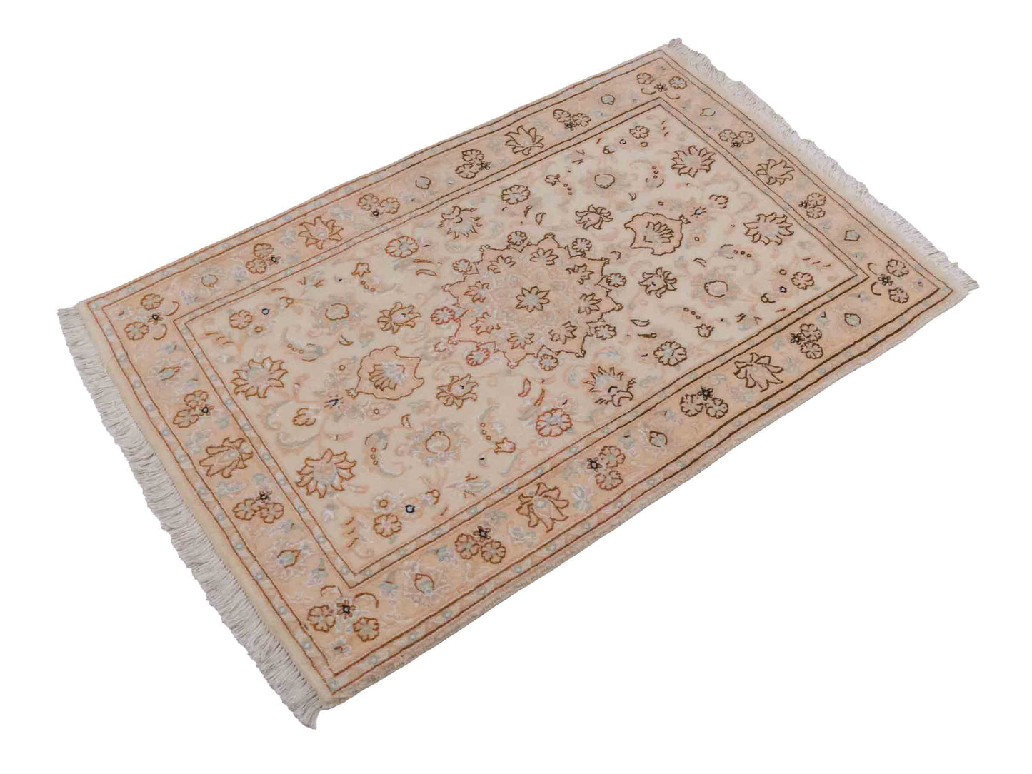 Handgeknüpfter Nain 9La Perserteppich von Khademi aus Wolle mit Seide, beige-cremeweiß. Persischer Orientteppich mit Medaillon. Von Hand geknüpft in Iran / Persien. Größe: 127 cm x 79 cm. Teppichnummer: SB3-1095 | Jupiter Intl.