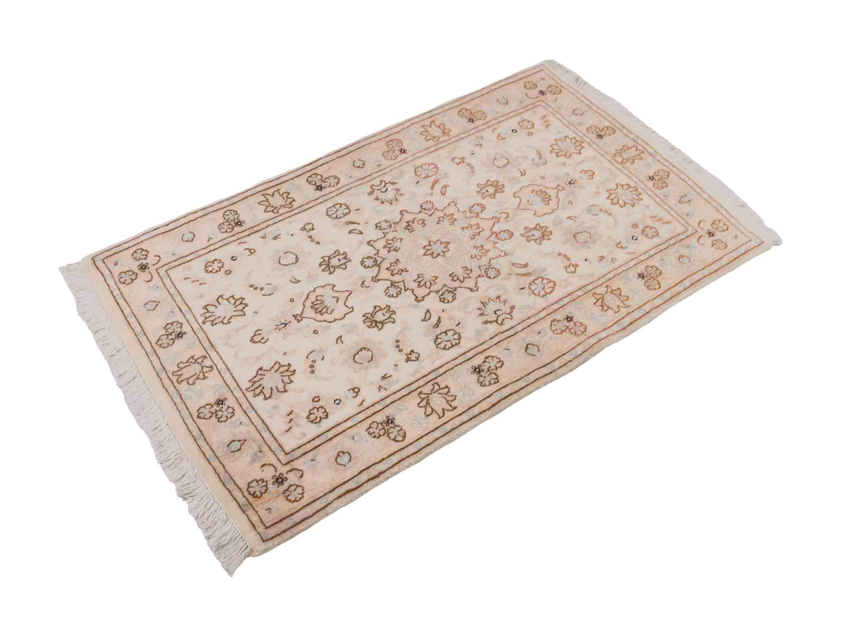 Handgeknüpfter Nain 9La Perserteppich von Khademi aus Wolle mit Seide, beige-cremeweiß. Persischer Orientteppich mit Medaillon. Von Hand geknüpft in Iran / Persien. Größe: 127 cm x 79 cm. Teppichnummer: SB3-1095 | Jupiter Intl.