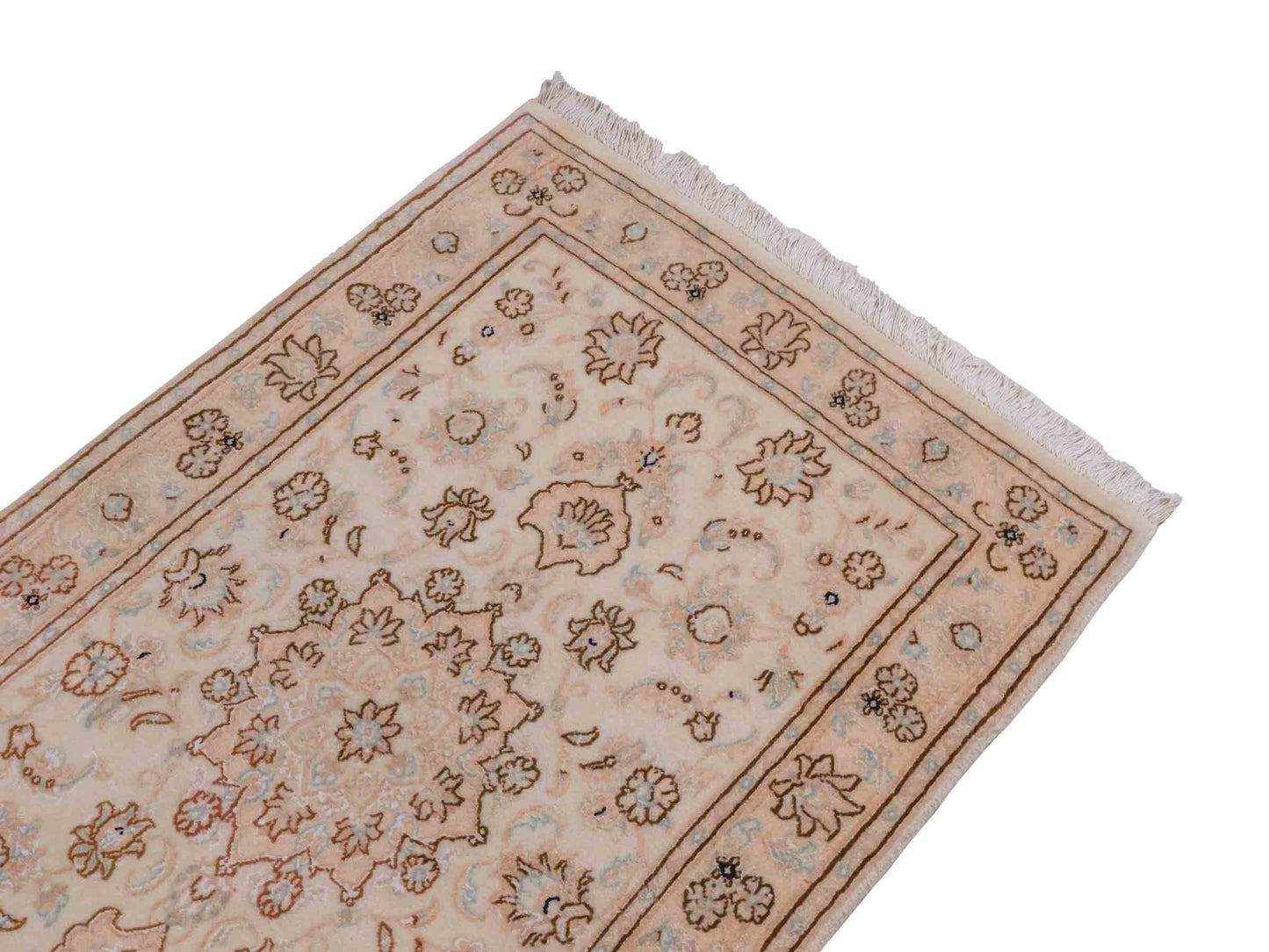 Handgeknüpfter Nain 9La Perserteppich von Khademi aus Wolle mit Seide, beige-cremeweiß. Persischer Orientteppich mit Medaillon. Von Hand geknüpft in Iran / Persien. Größe: 127 cm x 79 cm. Teppichnummer: SB3-1095 | Jupiter Intl.