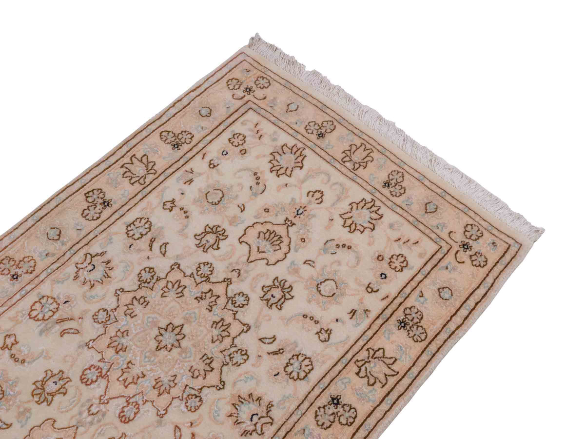 Handgeknüpfter Nain 9La Perserteppich von Khademi aus Wolle mit Seide, beige-cremeweiß. Persischer Orientteppich mit Medaillon. Von Hand geknüpft in Iran / Persien. Größe: 127 cm x 79 cm. Teppichnummer: SB3-1095 | Jupiter Intl.