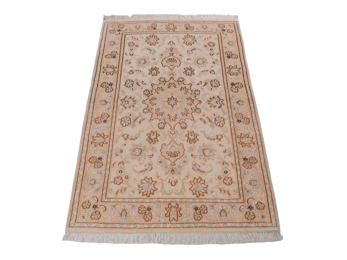 Handgeknüpfter Nain 9La Perserteppich von Khademi aus Wolle mit Seide, beige-cremeweiß. Persischer Orientteppich mit Medaillon. Von Hand geknüpft in Iran / Persien. Größe: 127 cm x 79 cm. Teppichnummer: SB3-1095 | Jupiter Intl.