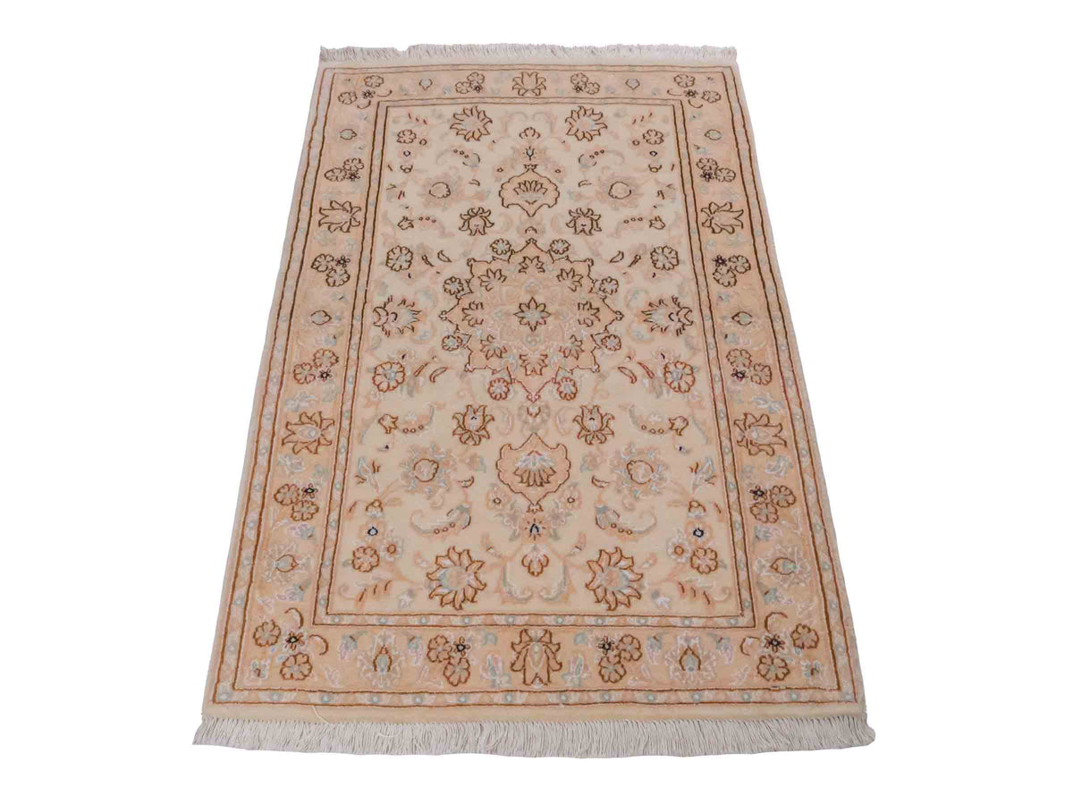 Handgeknüpfter Nain 9La Perserteppich von Khademi aus Wolle mit Seide, beige-cremeweiß. Persischer Orientteppich mit Medaillon. Von Hand geknüpft in Iran / Persien. Größe: 127 cm x 79 cm. Teppichnummer: SB3-1095 | Jupiter Intl.