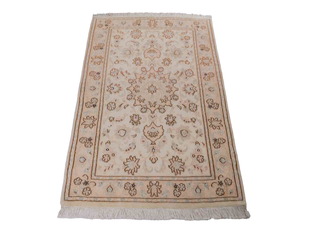 Handgeknüpfter Nain 9La Perserteppich von Khademi aus Wolle mit Seide, beige-cremeweiß. Persischer Orientteppich mit Medaillon. Von Hand geknüpft in Iran / Persien. Größe: 127 cm x 79 cm. Teppichnummer: SB3-1095 | Jupiter Intl.