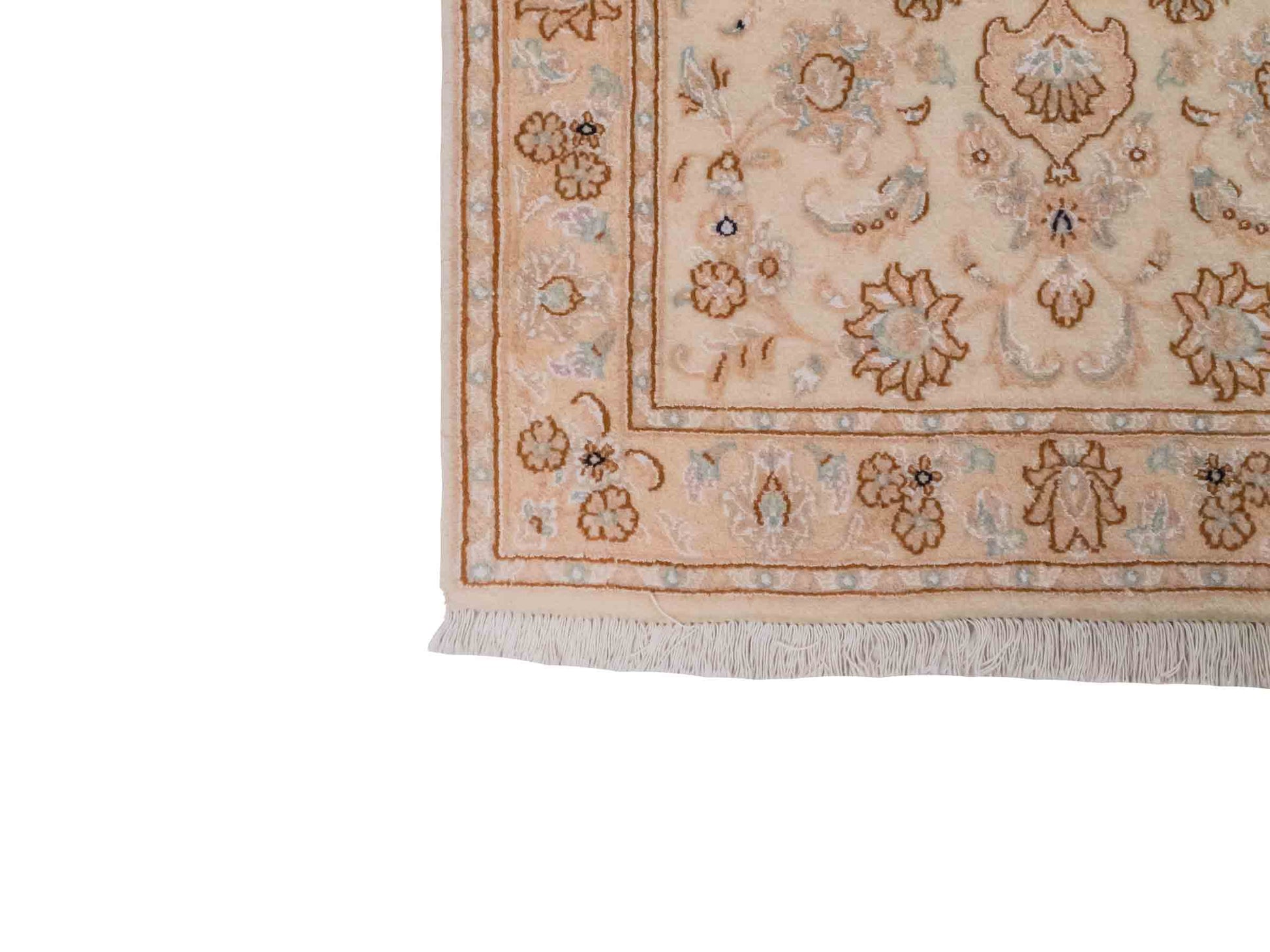 Handgeknüpfter Nain 9La Perserteppich von Khademi aus Wolle mit Seide, beige-cremeweiß. Persischer Orientteppich mit Medaillon. Von Hand geknüpft in Iran / Persien. Größe: 127 cm x 79 cm. Teppichnummer: SB3-1095 | Jupiter Intl.