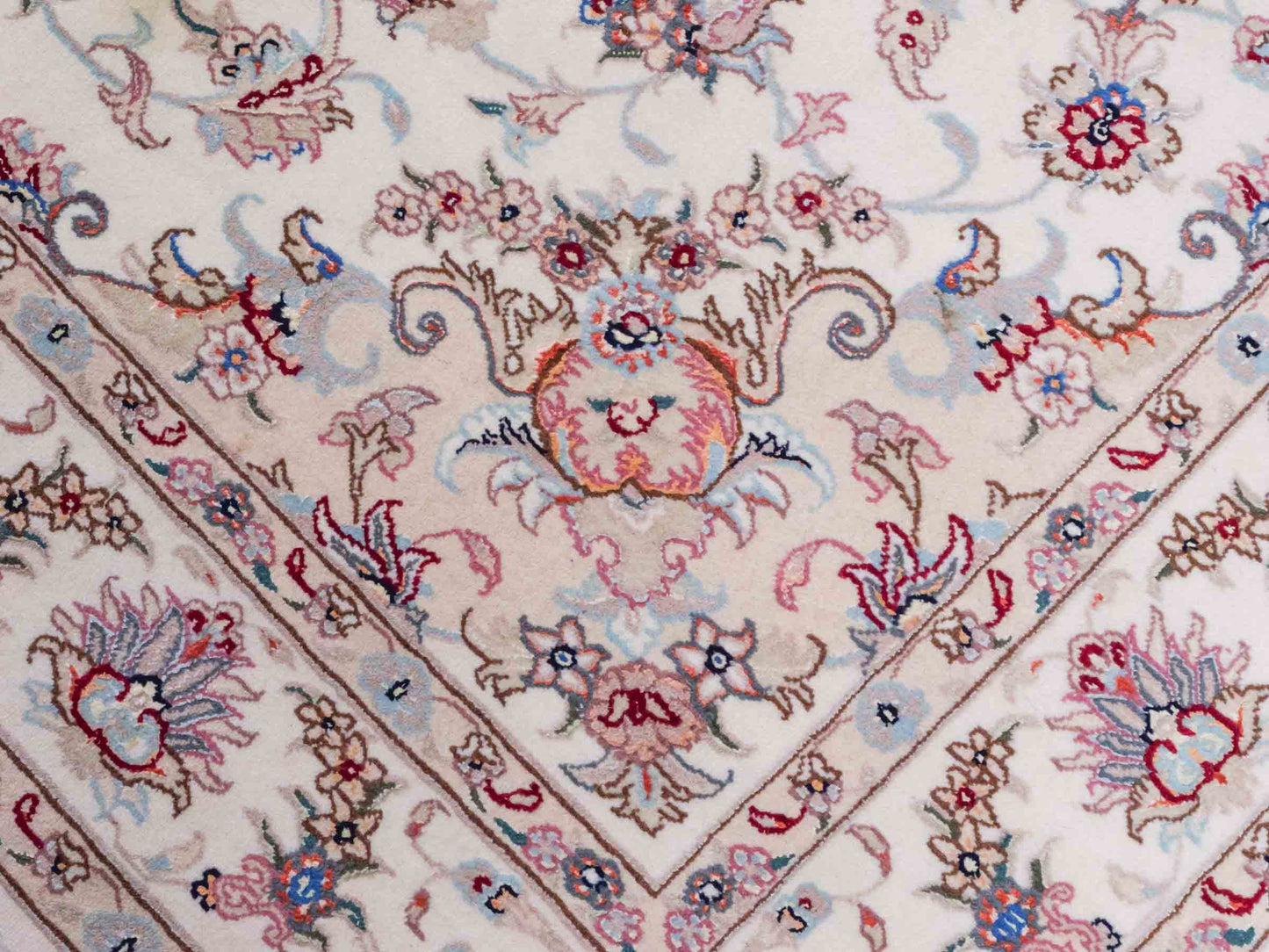 Handgeknüpfter Nain 9La Perserteppich von Khademi aus Wolle mit Seide, cremeweiß-elfenbein. Persischer Orientteppich mit Medaillon. Von Hand geknüpft in Iran / Persien. Größe: 197 cm x 149 cm. Teppichnummer: SB3-1141 | Jupiter Intl.