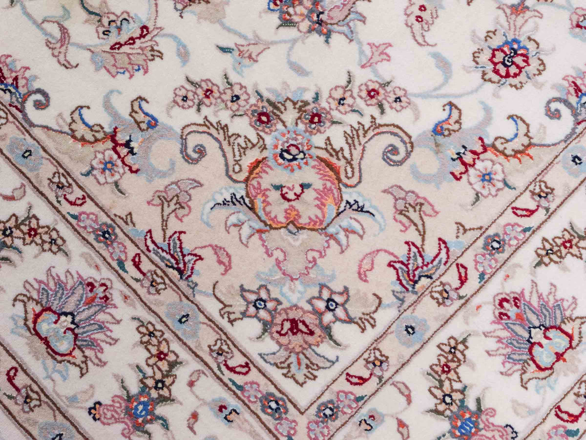 Handgeknüpfter Nain 9La Perserteppich von Khademi aus Wolle mit Seide, cremeweiß-elfenbein. Persischer Orientteppich mit Medaillon. Von Hand geknüpft in Iran / Persien. Größe: 197 cm x 149 cm. Teppichnummer: SB3-1141 | Jupiter Intl.