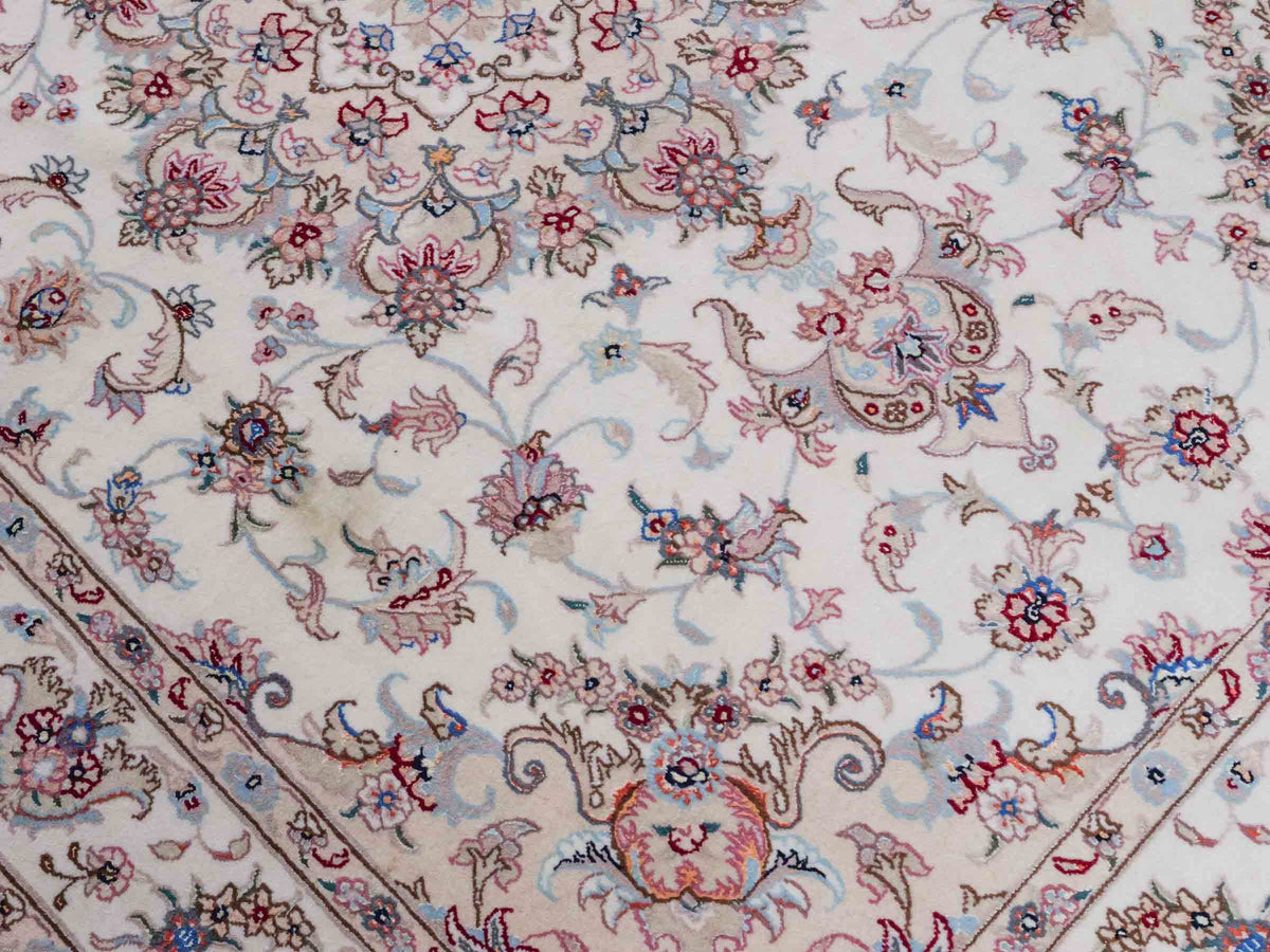 Handgeknüpfter Nain 9La Perserteppich von Khademi aus Wolle mit Seide, cremeweiß-elfenbein. Persischer Orientteppich mit Medaillon. Von Hand geknüpft in Iran / Persien. Größe: 197 cm x 149 cm. Teppichnummer: SB3-1141 | Jupiter Intl.