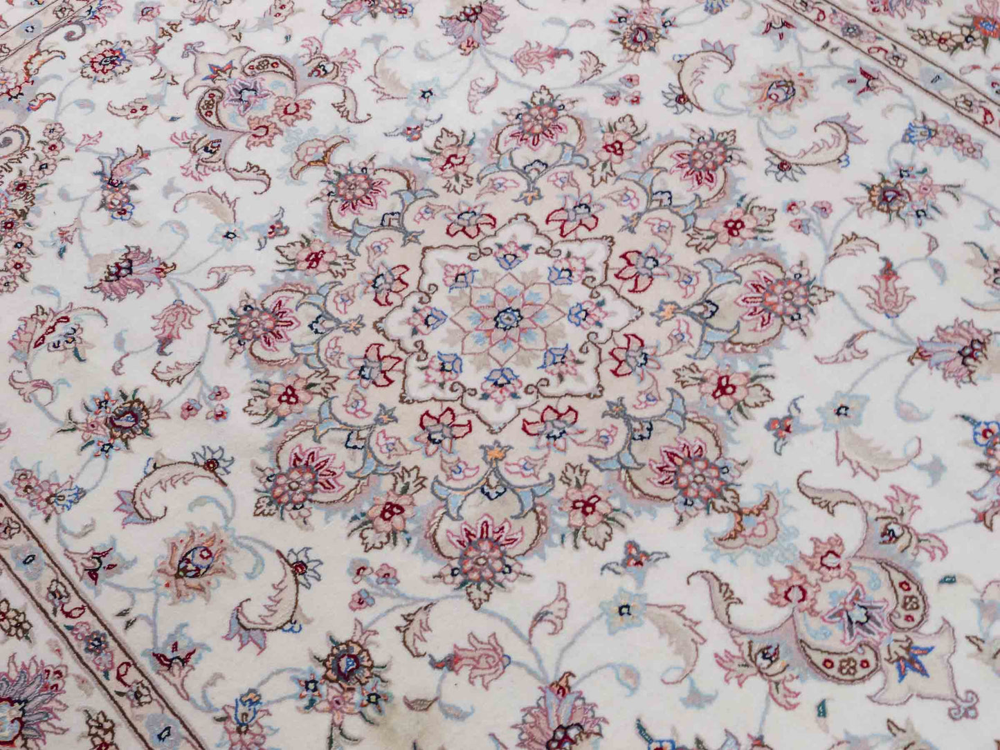 Handgeknüpfter Nain 9La Perserteppich von Khademi aus Wolle mit Seide, cremeweiß-elfenbein. Persischer Orientteppich mit Medaillon. Von Hand geknüpft in Iran / Persien. Größe: 197 cm x 149 cm. Teppichnummer: SB3-1141 | Jupiter Intl.