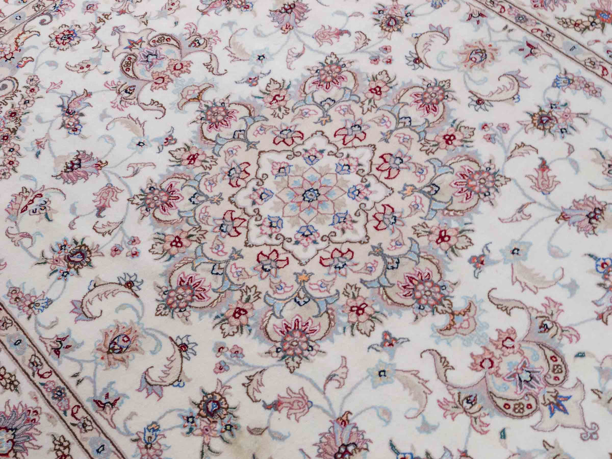 Handgeknüpfter Nain 9La Perserteppich von Khademi aus Wolle mit Seide, cremeweiß-elfenbein. Persischer Orientteppich mit Medaillon. Von Hand geknüpft in Iran / Persien. Größe: 197 cm x 149 cm. Teppichnummer: SB3-1141 | Jupiter Intl.