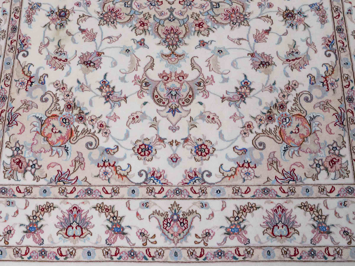 Handgeknüpfter Nain 9La Perserteppich von Khademi aus Wolle mit Seide, cremeweiß-elfenbein. Persischer Orientteppich mit Medaillon. Von Hand geknüpft in Iran / Persien. Größe: 197 cm x 149 cm. Teppichnummer: SB3-1141 | Jupiter Intl.