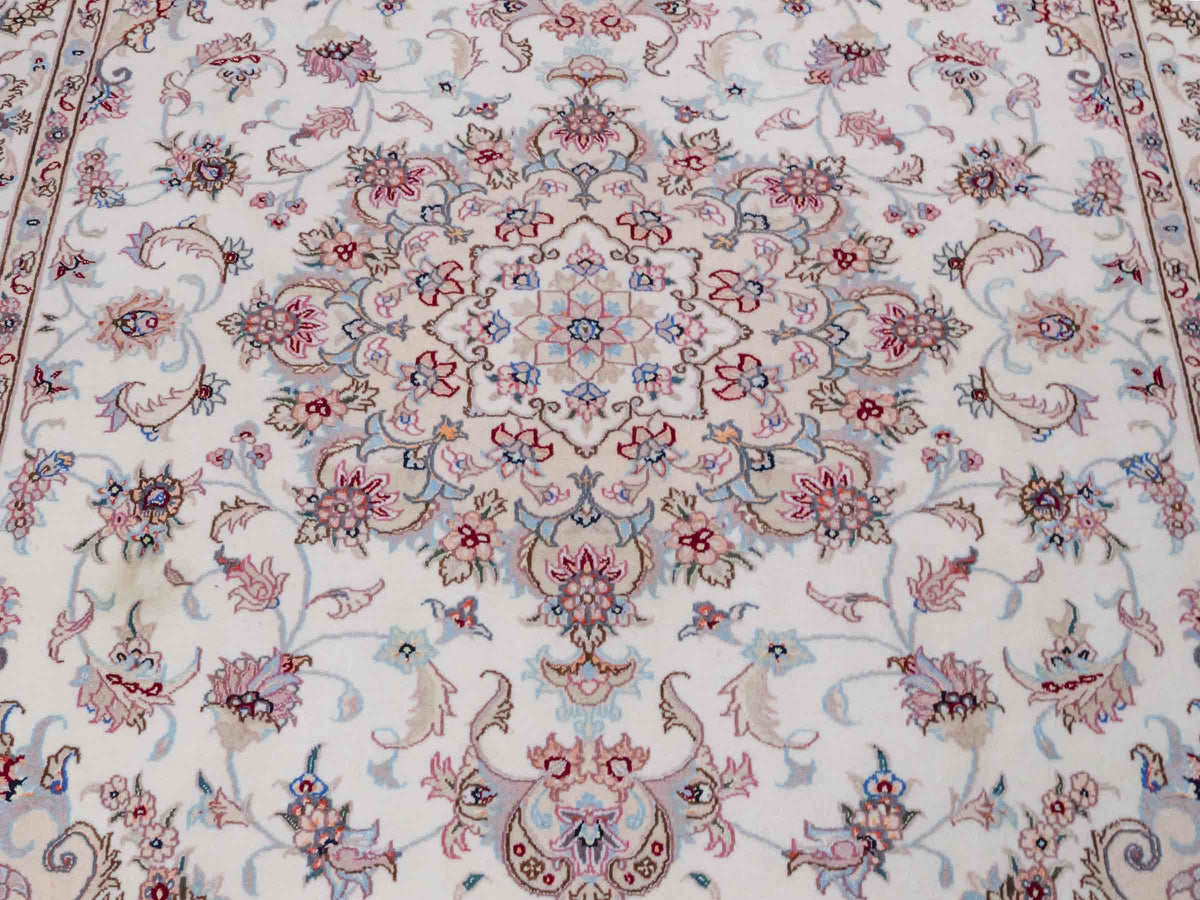 Handgeknüpfter Nain 9La Perserteppich von Khademi aus Wolle mit Seide, cremeweiß-elfenbein. Persischer Orientteppich mit Medaillon. Von Hand geknüpft in Iran / Persien. Größe: 197 cm x 149 cm. Teppichnummer: SB3-1141 | Jupiter Intl.