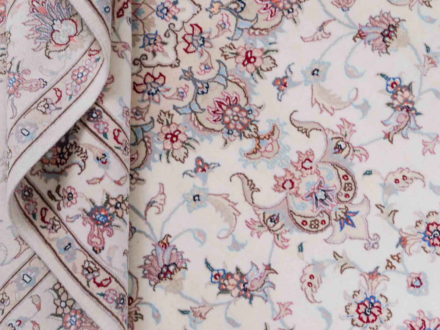 Handgeknüpfter Nain 9La Perserteppich von Khademi aus Wolle mit Seide, cremeweiß-elfenbein. Persischer Orientteppich mit Medaillon. Von Hand geknüpft in Iran / Persien. Größe: 197 cm x 149 cm. Teppichnummer: SB3-1141 | Jupiter Intl.